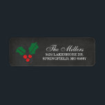 Rustic Chalkboard jul Holly Berry Returadress Etikett<br><div class="desc">Lägg till en speciell beröring i kuverten den här julhelgen med vackra,  festliga adressetiketter. Julens adressetiketter har en rustik kalkbrädesbakgrund,  rött och grönt,  och anpassningsbar. Ändra teckensnittet stil,  flytta text med mera genom att klicka på Anpassa det.</div>