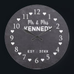 Rustic Chalkboard Mr och Mrs Bröllop Stor Klocka<br><div class="desc">Bröllop klocka med en rustik krita. Anpassa stil-klockan med det nya parets efternamn för en unik bröllop-jubileumsgåva.</div>