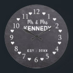Rustic Chalkboard Mr och Mrs Bröllop Stor Klocka<br><div class="desc">Bröllop klocka med en rustik krita. Anpassa stil-klockan med det nya parets efternamn för en unik bröllop-jubileumsgåva.</div>