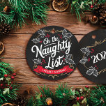 Rustic Chalkboard "on the Naughty List". Jul Julgransprydnad Keramik<br><div class="desc">Lägg till ett litet rytm till din helgdag-dekoration med den här eleganten. Handgjord från platt cirkelformad MDF, innehåller den den vita frasen "På den stygga listan. Jag beklagar ingenting!" i att matcha typografi på en svart kritbakgrund. Varje prydnadsföremål avslutas med dekorativ filigree för att kunna överklagas vid rätt tidpunkt. Varje...</div>