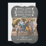 Rustic Chalkboard Season's Greetings Photo Card Julkort<br><div class="desc">Gratulera till julglädjen med ett vackert årstidsfoto. Det här julfotokortet har en kritbakgrund med gräs-koner och rustiska präglingar. Du kan också anpassa kortet till visningen det aktuella året och till namn i din familj. Ändra teckensnittet stil, flytta text med mera genom att klicka på Anpassa det. Fotografi © Storytree Studios,...</div>