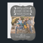 Rustic Chalkboard Season's Greetings Photo Card Julkort<br><div class="desc">Gratulera till julglädjen med ett vackert årstidsfoto. Det här julfotokortet har en kritbakgrund med gräs-koner och rustiska präglingar. Du kan också anpassa kortet till visningen det aktuella året och till namn i din familj. Ändra teckensnittet stil, flytta text med mera genom att klicka på Anpassa det. Fotografi © Storytree Studios,...</div>