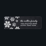Rustic Chalkboard Snöflingor Adressetiketter Returadress Etikett<br><div class="desc">Den griniga och enkla moderna returetiketterna har en nödlidande snöflinga gräns i en faux-kriterbakgrund med utrymme att anpassa sig till din familj namn och adress. Perfekt för att skicka jul och helgdagskort i vinter! Klicka på Anpassa om du vill ändra typsnitt och färg för att skapa din egen unika design...</div>