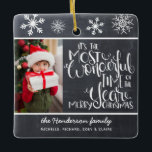 Rustic Chalkboard Snowflake God jul Julgransprydnad Keramik<br><div class="desc">Vackra,  typografibaserade helgdag. "Det är den mest underbara tiden på året" visas i vit,  handskriven typografi på en kol-grått-kritbakgrund accentuerad med vitt snöflingor med ett familjefoto.</div>