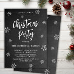 Rustic Chalkboard Snowflake-jul Party Inbjudningar<br><div class="desc">Rustic Chalkboard Snöflingor Script Black jul Party-inbjudningar är perfekt för en julhelg. Innehåller en "Jul Party"-text i ett söt handskrivet penselskript i vitt på svart kritbakgrund. Enkel att anpassa med ditt namn och information om party.</div>