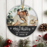 Rustic Chalkboard Snowflake Photo God jul Julgransprydnad Keramik<br><div class="desc">Rustic Chalkboard Snöflingor Hand lät skript "God jul"-familjens foto vara ornament. Har ett familjefoto,  en God jul-text som skrivs i handskrivet kalligrafiskt skript,  snöflingor och år på svart eller svart färg-bakgrund. Enkel att anpassa den.</div>