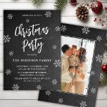 Rustic Chalkboard Snowflake Photo jul Party Inbjudningar<br><div class="desc">Rustic Chalkboard Snöflingor Script Photo jul Party-inbjudningar är perfekt för en julhelg. Innehåller en "Jul Party"-text i ett söt handskrivet penselskript i svart kritbakgrund. Enkel att anpassa med ditt namn och information om party.</div>