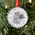 Rustic Chic | Första helgdagen med Photo Julgransprydnad Metall<br><div class="desc">Den här eleganten har stil nyfödda julprydnadsföremål med en vit bakgrund och en klassisk grått-text i mörk som säger "Första marktjuren". Perfektens minimalist letar efter ditt första helgdag träd som make och hustru!</div>