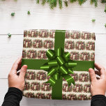 Rustic Coquette Play Bow Holly Pinecone jul Presentpapper<br><div class="desc">Fånga julandan med den här unika,  pappra med en söt som är täckt med en coquette,  en plaid-båge,  omgiven av holly och gräs-koner. Skapa dina ge julklapp i säsong.</div>