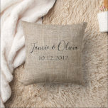 Rustic Couple namn bröllop Kudde<br><div class="desc">Vi presenterar vårt ryska par Namn Bröllop Datum Dekorativ kudde! Den här lysande dekorativ kudde har en strålande design med elegant typografi, perfekt för att fira din speciella dag. Anpassa med namn och bröllop-datumet för att skapa en unik och meningsfull nyckelroll. Idealisk för hemdekoration eller som en tänkbar gåva tillför...</div>