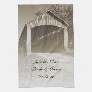 Rustic Covered Bridge Bröllop spara datum Kökshandduk