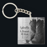 Rustic Cowboy Boots Land Westerna Bröllop<br><div class="desc">Anpassa den akryliska nyckelkedjan i Rustic Cowboy Boots Land Westerna Bröllop med den personliga namnen av briden och brudgummen och giftermål. Bröllop nyckelring i den charmerande anpassningsbarna är ett digitalt förbättrat svart och vitt foto av ett par dukcowboystövlar med en vättad bakgrund av brunladun.</div>