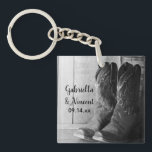 Rustic Cowboy Boots Land Westerna Bröllop<br><div class="desc">Anpassa den akryliska nyckelkedjan i Rustic Cowboy Boots Land Westerna Bröllop med den personliga namnen av briden och brudgummen och giftermål. Bröllop nyckelring i den charmerande anpassningsbarna är ett digitalt förbättrat svart och vitt foto av ett par dukcowboystövlar med en vättad bakgrund av brunladun.</div>