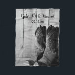 Rustic Cowboy Boots Land Westerna Bröllop Fleecefilt<br><div class="desc">Anpassa den charmerande Rustic Cowboy Boots Land Westerna Bröllop Fleece Blanket med namn på ceremonin för bruden och brudgummen och giftermål för att skapa en mysigt gåva till en möhippa eller giftermål. Det här mjuka och smutsiga ranchtemat för nuptial anpassningsbar har ett digitalt utökat svart och vitt foto av ett...</div>