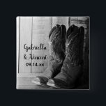 Rustic Cowboy Boots Land Westerna Bröllop Knapp<br><div class="desc">Anpassa den charmerande Rustic Cowboy Boots Westerna Bröllop Button med bridens och brudgummens personliga namn och deras ceremoniedag på landsbygden eller ranch stil giftermål för att skapa en unik partiförmån eller liten gåva. Knappen land chic bröllop i anpassningsbar har ett digitalt utökat svart och vitt foto av lädercowboystövlar med en...</div>