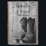 Rustic Cowboy Boots Land Westerna Bröllop Mysfilt<br><div class="desc">Anpassa den charmerande Rustic CowboyBoots Land Westerna Bröllop Throw med namn på briden och brudgummen och giftermål-ceremonin för att skapa en personlig förlovning, möhippa eller giftermål-gåva. Det här temat för anpassningsbar i land-chicen, nuptial filt, har ett digitalt utökat svart och vitt foto av ett par av lädercowboystövlar med bakgrunden från...</div>