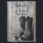 Rustic Cowboy Boots Land Westerna Bröllop Mysfilt<br><div class="desc">Anpassa den charmerande Rustic CowboyBoots Land Westerna Bröllop Throw med namn på briden och brudgummen och giftermål-ceremonin för att skapa en personlig förlovning, möhippa eller giftermål-gåva. Det här temat för anpassningsbar i land-chicen, nuptial filt, har ett digitalt utökat svart och vitt foto av ett par av lädercowboystövlar med bakgrunden från...</div>