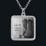 Rustic Cowboy Boots Land Westerna Bröllop Silverpläterat Halsband<br><div class="desc">Den charmerande Rustic Cowboy Boots Land Westerna Bröllop Pendant Necklace gör en unik personlig keepsaké-gåva från bröllop till bruden eller hennes brudtärnor. Det här grentemat anpassningsbar chic bröllop halsband har ett svart och vitt digitalt förbättrat foto av lädercowboystövlar med en avvanda lingerbakgrund i en kvadratisk beläggning på sterling silver.</div>