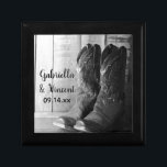 Rustic Cowboy Boots Land Westerna Bröllop Smyckeskrin<br><div class="desc">Anpassa den Westerna Gift-boxen i Rustic Cowboy Boots Land med namn på ceremonin i bruden och brudgummen och giftermål. Skapa en personlig keepsaki-gåva till nylingarna eller en tack till dina bröllop-medhjälpare, brudgummar och brudens sida. I den här anpassningsbarna finns en western presentlåda i bröllop med chic ett digitalt utökat svart...</div>