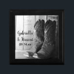 Rustic Cowboy Boots Land Westerna Bröllop Smyckeskrin<br><div class="desc">Anpassa den Westerna Gift-boxen i Rustic Cowboy Boots Land med namn på ceremonin i bruden och brudgummen och giftermål. Skapa en personlig keepsaki-gåva till nylingarna eller en tack till dina bröllop-medhjälpare, brudgummar och brudens sida. I den här anpassningsbarna finns en western presentlåda i bröllop med chic ett digitalt utökat svart...</div>