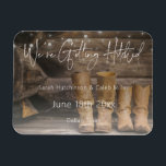 Rustic Cowboy Ranch Bröllop spara datum Magnet<br><div class="desc">I spara datum magneter kan du  kärlek av all sak,  rustik och cowboykläder - slitt och barnved och mjuk sträng ljus. Perfekt för en ladugård,  land eller avslappnad bröllop. Skapat av Simply Farmhouse Press; fotografi av Melanie Mauer på Unsplash.</div>