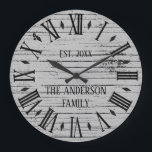 Rustic Distress Wood Family Namn Roman Numeral Stor Klocka<br><div class="desc">Den här vackra, unika personligen med en enda sort-design har en rustik, besvärad träbakgrund med din familj namn och ett år i svart typografi. Anpassa den här klockan genom att lägga till din egen personliga familjeinformation. Gör ett underbart bröllop, en årsdag eller en gåva till husuppvärmningen. Klicka på "Anpassa den...</div>