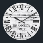 Rustic Distress Wood Family Namn Roman Numeral Stor Klocka<br><div class="desc">Den här vackra, unika personligen med en enda sort-design har en rustik, besvärad träbakgrund med din familj namn och ett år i svart typografi. Anpassa den här klockan genom att lägga till din egen personliga familjeinformation. Gör ett underbart bröllop, en årsdag eller en gåva till husuppvärmningen. Klicka på "Anpassa den...</div>