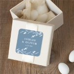 Rustic Dusty Blue Blommigt Wildblombröllopsförmån Fyrkantigt Klistermärke<br><div class="desc">Det här vackra jubileumsdekalet har en vacker dammig blå bakgrund med vita blommor och typografi av eleganten. Det är perfekten för en rustik ännu elegant bröllop och koordinerar med vår Rustic Wildblomsamling.. Mer information finns i designsamlingen.</div>