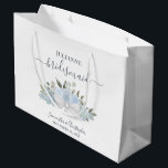 Rustic Dusty Blue Boho Blommigt Bröllop Bridesmaid<br><div class="desc">Denna vackra presentväska är designad för brudtärnarna vid bröllop. Den har en vacker boho-chic med ett kluster av handmålad vattenfärg ro och blommar i skuggor av dammig blå och sage grönt. Det finns plats för hennes namn, parets namn och datumet i bröllop. Underbart sätt att tacka henne för att hon...</div>