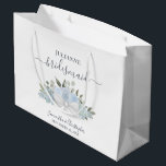 Rustic Dusty Blue Boho Blommigt Bröllop Bridesmaid<br><div class="desc">Denna vackra presentväska är designad för brudtärnarna vid bröllop. Den har en vacker boho-chic med ett kluster av handmålad vattenfärg ro och blommar i skuggor av dammig blå och sage grönt. Det finns plats för hennes namn, parets namn och datumet i bröllop. Underbart sätt att tacka henne för att hon...</div>