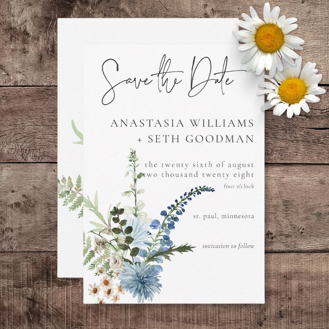Rustic Dusty Blue Wildblommor & Daisy Bröllop Spara Datumet (Rustic Dusty Blue Wildflowers & Daisies Wedding Save the Date Card)