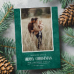 Rustic Emerald Grönt Vinterjul - ett foto Julkort<br><div class="desc">Den här enkla och roliga helgdag har ditt bästa porträtt-foto över ett orustiskt pappert struktur i emerald grönt färg och ord "God jul" i vintagens skripttext. Perfekt för hälsningskort för jordbrukshus stil. Lägg enkelt till det bästa fotot, din familj namn och året med hjälp av mallen. Lägg till ett personligt...</div>