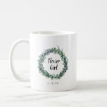 Rustic Eucalyptus Berry Botanical Flower Girl Kaffemugg<br><div class="desc">Vinterbotanisk design har en Boho eucalyptus-krans med marinblåprivbär. Flower Girl är skriven i mitten. Din bröllop-dejt nedan. Dessa finns också tillgängliga för bruden, för maid of honor, budens mamma, mor i trädgården och för brudgummen. Köp en för varje medlem i brudens sida. Perfekt för morgonfotot "Hämta redo". Underbart ta hem...</div>