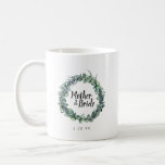 Rustic Eucalyptus Botanical Budens mamma Kaffemugg<br><div class="desc">Botanisk design har en eucalyptus-andedräkt som dekoreras med marinblåprivbär. Budens mamma är skrivet i mitten. Din bröllop-dejt nedan. Dessa finns också tillgängliga för bruden, för maid of honor, m mor i brudgummen och blomman. Köp en för varje medlem i brudens sida. Perfekt för morgonfotot för "Hämta redo". Underbart ta hem...</div>