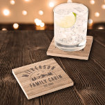 Rustic Family Namn Cabin Cottage Lodge Retro Wood Stenunderlägg<br><div class="desc">Rustik modern sten underlägg med ett trendig skogsbergsområde med gräs träd,  skogen och fåglar omgivna av din anpassningsbar namn på tryckt träpanelbakgrund,  en personlighetsduglig namn av din stuga,  stuga,  sjö hus eller något annat,  samt det år som fastställts.</div>