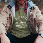 Rustic Family Resa Cabin Skogen Retro T Shirt<br><div class="desc">Den roliga moderna familjens t-shirt från resa med ett trendig skogsbergsformat med gräs träd,  skogen och fåglar omgivna av er anpassningsbar namn,  en personlighetsduglig namn i resa,  samt semesterdatum.</div>