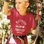 Rustic Family Resa Cabin Skogen Retro T Shirt<br><div class="desc">Den roliga moderna familjens t-shirt i resa med trendig av skogsomfång med gräs träd,  skogen och fåglar omgivna av din anpassningsbar namn på den tryckta mörkens träpanelbakgrund,  en personifierad namn om resa-stugan,  samt semesterdatum.</div>