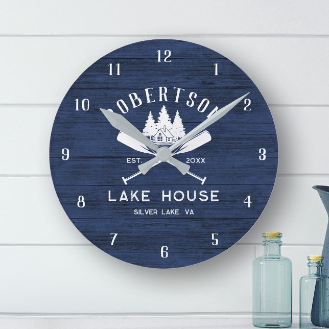 Rustic Family Sjö House Navy Blue Wood Rund Klocka (Skapare uppladdad)