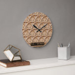 Rustic Farmhouse Elegant Gamla Mode-familjen Namn Stor Klocka<br><div class="desc">Vi presenterar min Farmhouse Clock-design, en perfekt blandning av retro, rustik och gammaldags charm. Den här vackra klockan har en antika vagnshjul som kan vara personlig med din familj namn, skapar den till ett perfekt biet för par, nygifta och familjer. Perfekt för moderna hemideentusiaster som uppskattar en aning historiskt elegans,...</div>