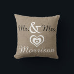 Rustic Farmhouse Faux Burlap Bröllop Datum Kudde<br><div class="desc">Välj dina texter och kudda stil! Perfekt bröllop-gåva eftersom parets familj namn och bröllop är på baksidan!!</div>