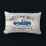Rustic Farmhouse Stil Vintage Lastbil-familjen Nam Lumbarkudde<br><div class="desc">Rustic Farmhouse Vintage Stil Vintage Lastbil Familj Namn Lumbar Pillow - Land Pillow har en vintage blå plocka uppe i lastbil med din familj som inledning inuti en lagerkrans. Även personlig med din familj namn och året då ditt hem var etablerat. Finns även på mörk barnwood, </div>