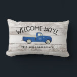 Rustic Farmhouse Stil Vintage Lastbil-familjen Nam Lumbarkudde<br><div class="desc">Rustic Farmhouse Vintage Stil Vintage Lastbil Familj Namn Lumbar Pillow - Land Pillow har en vintage blå plocka uppe i lastbil med din familj som inledning inuti en lagerkrans. Även personlig med din familj namn och året då ditt hem var etablerat. Finns även på mörk barnwood, </div>