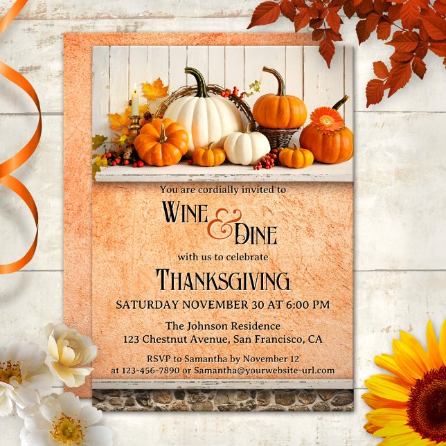 Rustic Farmhouse Thanksgiving Middag Party Inbjudningar (Rustic Thanksgiving dinner party invitation featuring pumpkins in an elegant farmhouse ambiance)