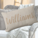 Rustic Faux Burlap Calligraphy Family Namn Pillow Lumbarkudde<br><div class="desc">Rustic-familjen namn dekorativ kudde till ditt hem eller till ge som en underbar personlig gåva. Den här klassiska personligen för bondgårdar har en neutralt lätt solbränna och krämen färg palett och en tryckt pärlhöft stil struktur. Det är personlig med ett stort kursivt skript namn-tryck över kuddens centrum. Anpassa den genom...</div>