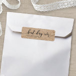 Rustic Faux Kraft Best Day nånsin Wedor Favor Returadress Etikett<br><div class="desc">Den här snyggtens rustiska bröllopsmärkning visar ord "bästa dagen någonsin" i mörk grått-skript mot en kraftliknande mönster-bakgrund. Det är underbart att märka dina bröllopsgåvor. Det är enkelt att anpassa sig. Byt bara ut platshållartexten om du vill lägga till egen information. Om du vill ha fler alternativ, t.ex. att ändra teckensnitt,...</div>