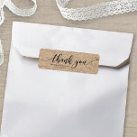 Rustic Faux Kraft-skript Tack Wedding Favor Returadress Etikett<br><div class="desc">Den här rustiska bröllopsmärkningen visar ord "tack" i mörk grått-manuset mot en kraftliknande mönster-bakgrund. Det är underbart att märka dina bröllopsgåvor. Det är enkelt att anpassa sig. Byt bara ut platshållartexten om du vill lägga till egen information. Om du vill ha fler alternativ, t.ex. att ändra teckensnitt, storlek text eller...</div>