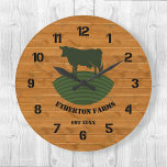 Rustic Faux Wood Farm Stead Acrylic Clock Stor Klocka<br><div class="desc">Anpassa den här typen av rustiska träurverk så att det ser ut som om det är en väggklocka med ett jordbruksmotiv med din egen text. Akrylväggklocka trycks med en siluett för mjölkkor på backe och en baksida för trä. Finns i valfritt eller rund eller kvadratisk ansikte.</div>