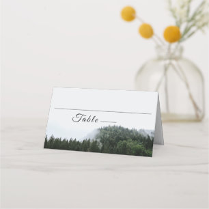 Rustic Foggy Gräs Träd Rain Forest Bröllop Placeringskort