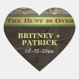 Rustic Forest Hunt är över Camo Wedding Favors Hjärtformat Klistermärke