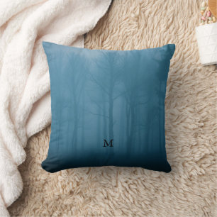 Rustic forest träd i dimma monogrammet kudde